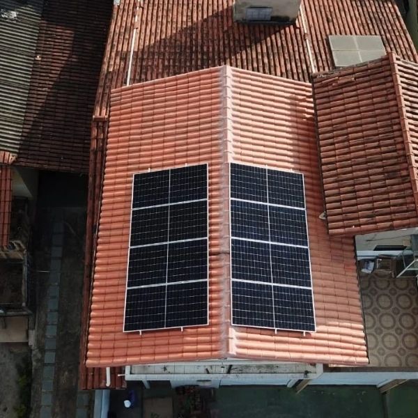 imagem de uma casa com energia solar