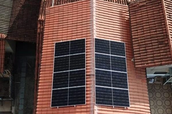imagem de uma casa com energia solar